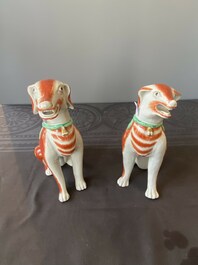 Paire de mod&egrave;les de chiens en porcelaine de Chine polychrome d'exportation, Qianlong