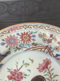 Paire d'assiettes en porcelaine de Chine famille rose &agrave; d&eacute;cor d'un coq, Yongzheng
