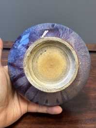 Vase en porcelaine de Chine en &eacute;mail flamb&eacute; et un vase sur fond turquoise &agrave; d&eacute;cor splash, marque de Daoguang, 19/20&egrave;me