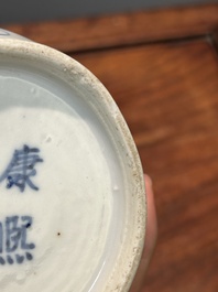 Een paar Chinese blauw-witte vazen met boeddhistische leeuwen, Kangxi merk, 19e eeuw