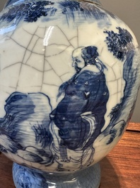 Een paar Chinese blauw-witte Nanking craquel&eacute; vazen met Tao&iuml;stisch decor, 19e eeuw