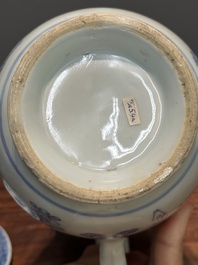 Deux verseuses couvertes en porcelaine de Chine en bleu et blanc &agrave; d&eacute;cor floral, Yongzheng/Qianlong