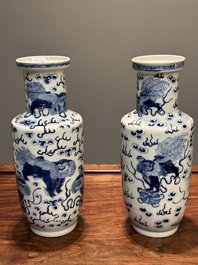 Een paar Chinese blauw-witte vazen met boeddhistische leeuwen, Kangxi merk, 19e eeuw