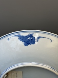 Plat en porcelaine de Chine en bleu et blanc &agrave; d&eacute;cor de rinceaux de lotus, marque et &eacute;poque de Guangxu