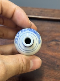 Quatre vases et une bo&icirc;te couverte en porcelaine de Chine en bleu et blanc, tous marqu&eacute;s, 18/19&egrave;me