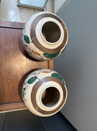 A pair of Chinese Nanking crackle-glazed famille rose jars and a dish, Chenghua mark, 19th C.