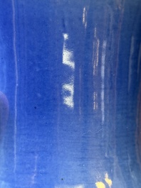 Paire de vases murals en porcelaine de Chine en bleu monochrome en forme de bamboo, 19/20&egrave;me
