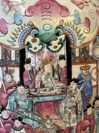 Een paar Chinese famille rose vazen met verhalend decor, 19e eeuw