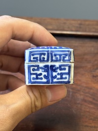 Four Chinese blue and white vases and a box with cover, all marked, 18/19th C.