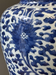 Een Chinese blauw-witte pot met lotusslingers en houten deksel en sokkel, Kangxi