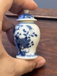 Four Chinese blue and white vases and a box with cover, all marked, 18/19th C.