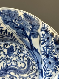 Vier Chinese blauw-witte gelobde borden met feniksen en apen, bloem merk, Kangxi