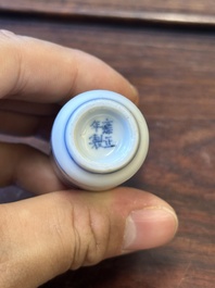 Zeven Chinese blauw-witte en koperrode snuifflessen, Yongle en Yongzheng merk, 19e eeuw