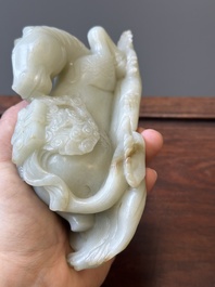 Een Chinese celadon jade sculptuur van een mythisch paard, 18e eeuw