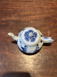 Een Chinese blauw-witte 'Lange Lijzen' theepot met deksel, Chenghua merk, Kangxi