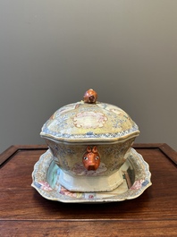 Soupi&egrave;re couverte sur son support en porcelaine de Chine famille rose de Canton &agrave; d&eacute;cor mandarin, Qianlong