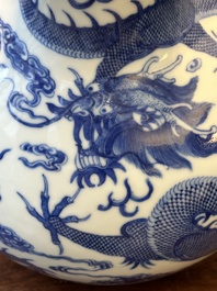 Vase de forme bouteille en porcelaine de Chine en bleu et blanc &agrave; d&eacute;cor de dragons, marque de Yongzheng, 19&egrave;me