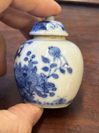 Four Chinese blue and white vases and a box with cover, all marked, 18/19th C.