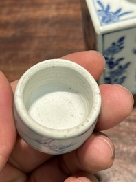 Bo&icirc;te &agrave; th&eacute; couverte de forme rectangulaire en porcelaine de Chine en bleu et blanc &agrave; d&eacute;cor des 'Longues Dames', Kangxi