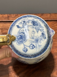 Deux verseuses couvertes en porcelaine de Chine en bleu et blanc &agrave; d&eacute;cor floral, Yongzheng/Qianlong