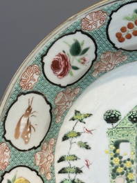 Assiette en porcelaine de Chine famille rose &agrave; d&eacute;cor '&agrave; la tonnelle' d&rsquo;apr&egrave;s un dessin de Cornelis Pronk, Qianlong