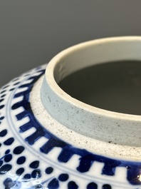 Une paire de pots et un vase en porcelaine de Chine en bleu et blanc, marque de Kangxi, 19&egrave;me