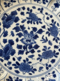 Quarte assiettes en porcelaine de Chine en bleu et blanc &agrave; d&eacute;cor floral et de chasse mongole, marque de Chenghua et Kangxi, Kangxi