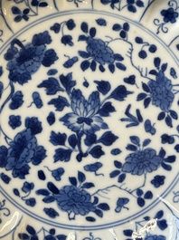 Een paar Chinese blauw-witte borden met Mongoolse jachtsc&egrave;nes en een paar borden met floraal decor, Chenghua en Kangxi merk, Kangxi