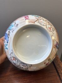 Un bol en porcelaine de Chine surd&eacute;cor&eacute; aux Pays-Bas et un bol famille rose de Canton &agrave; d&eacute;cor mandarin, Qianlong