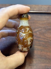 Tabati&egrave;re en verre overlay de P&eacute;kin en brun sur blanc &agrave; d&eacute;cor de chilong, Chine, Qianlong/Jiaqing