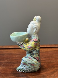Figure de femme avec un bol en porcelaine de Chine famille rose, Yongzheng