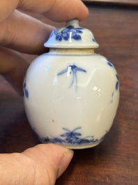 Four Chinese blue and white vases and a box with cover, all marked, 18/19th C.