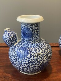 Paire de kendis en porcelaine de Chine bleu et blanc  &agrave; d&eacute;cor de rinceaux de lotus, 19&egrave;me