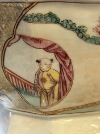 Soupi&egrave;re couverte sur son support en porcelaine de Chine famille rose de Canton &agrave; d&eacute;cor mandarin, Qianlong