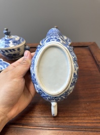 Paire de sauci&egrave;res et terrines couvertes en porcelaine de Chine en bleu et blanc, Qianlong