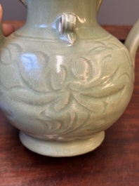 Een Chinese Longquan celadon wijnkan met anhua decor, Yuan/Ming