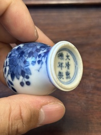 Four Chinese blue and white vases and a box with cover, all marked, 18/19th C.