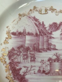 Paire d'assiettes en porcelaine de Chine en &eacute;maux rose &agrave; d&eacute;cor dor&eacute; d&rsquo;une vue sur le port, Qianlong