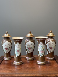 Garniture de cinq vases en porcelaine de Chine famille rose &agrave; d&eacute;cor floral sur fond brun capucin, Qianlong