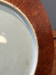 Assiette en porcelaine de Chine famille rose &agrave; bordure faux-bois, Yongzheng/Qianlong