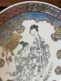 Een Chinese famille rose en grisaille kop en schotel met Xiwangmu die een perzik aangeboden krijgt, Yongzheng