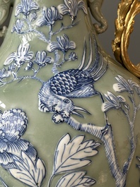 Paire de vases en porcelaine de Chine &agrave; d&eacute;cor de ph&eacute;nix en bleu et blanc sur fond c&eacute;ladon aux montures en bronze dor&eacute;, 19&egrave;me