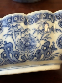 Een paar Chinese blauw-witte sauskommen en een paar terrines met deksel, Qianlong