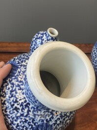 Paire de kendis en porcelaine de Chine bleu et blanc  &agrave; d&eacute;cor de rinceaux de lotus, 19&egrave;me