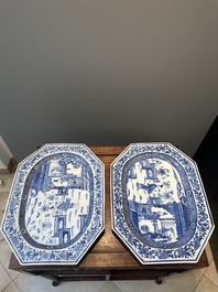 Une paire de plats de forme octogonale en porcelaine de Chine en bleu et blanc &agrave; d&eacute;cor de 'Xi Xiang Ji' et une paire de plats famille rose, Yongzheng