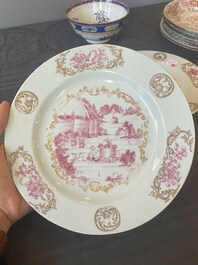 Paire d'assiettes en porcelaine de Chine en &eacute;maux rose &agrave; d&eacute;cor dor&eacute; d&rsquo;une vue sur le port, Qianlong