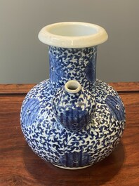 Paire de kendis en porcelaine de Chine bleu et blanc  &agrave; d&eacute;cor de rinceaux de lotus, 19&egrave;me