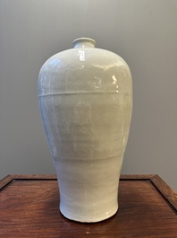 A large Chinese tianbai-type 'meiping' vase with floral anhua design, Ming, 15th C.