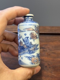 Twee Chinese blauw-witte en koperrode snuifflessen, Qianlong merk, 19e eeuw