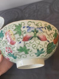 Une paire de bols en porcelaine de Chine famille rose et une assiette de style Dayazhai &agrave; d&eacute;cor de dragon, marque de Jiaqing, 19/20&egrave;me